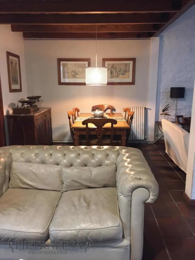 Casa ID.7882 - Casa en venta con renta, 3 dormitorios, 4 baños, cochera, Dr. Pablo de María, Cordón.