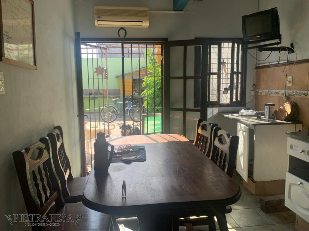 Casa ID.9588 - Casa en venta con renta,3 dormitorios,patio,cochera-Bolivar