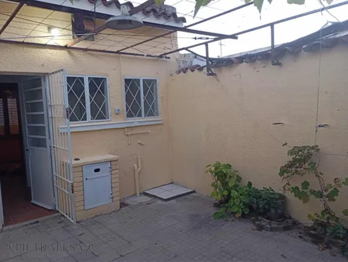 Casa ID.13644 - Casa en alquiler, 2dormitorios, 1baño, patio, cochera. Curva de Maroñas.