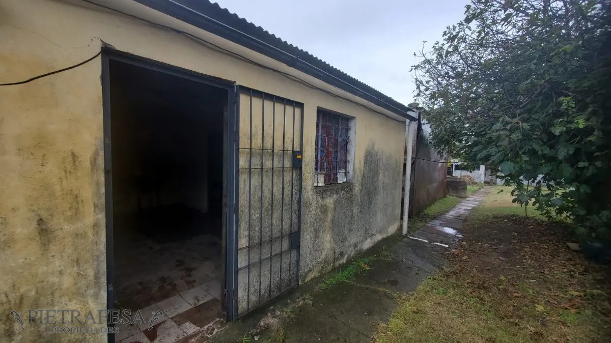 Casa ID.13842 - Oportunidad! 2 casas en venta con amplio terreno y galpón-Hipódromo