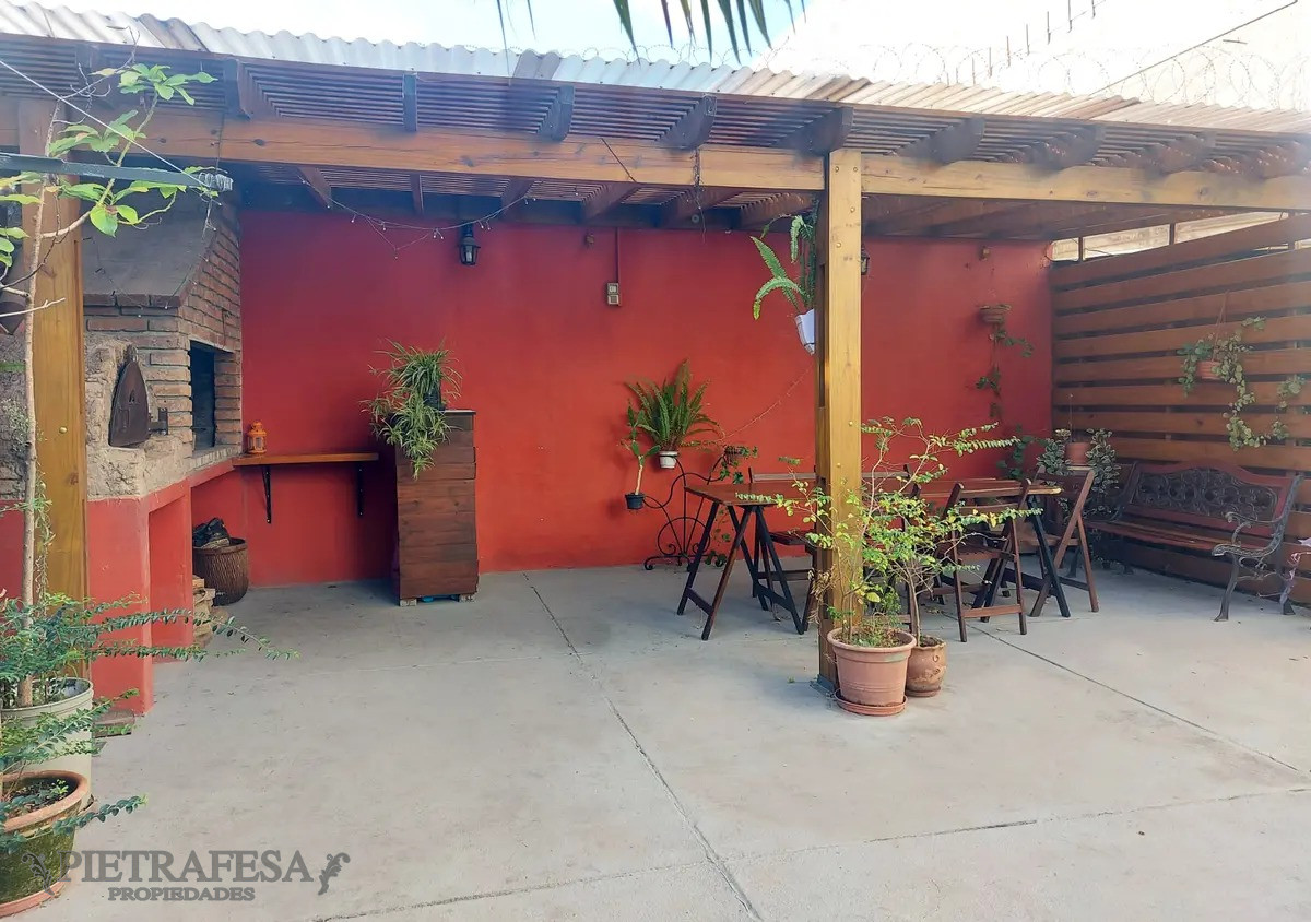 Casa ID.7208 - Casa en venta 5 dormitorios, 3 baños, fondo y cochera- Felix Buxareo-Villa Dolores