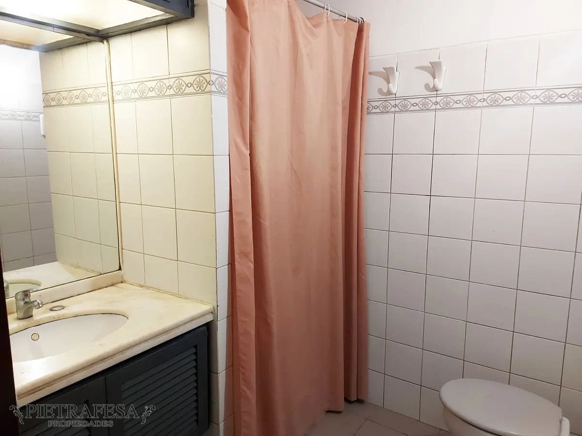 Casa ID.7208 - Casa en venta 5 dormitorios, 3 baños, fondo y cochera- Felix Buxareo-Villa Dolores