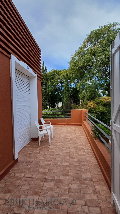 Casa ID.7322 - Casa en venta 5 dormitorios, 4 baños, fondo con piscina y garaje-Basilea-Carrasco