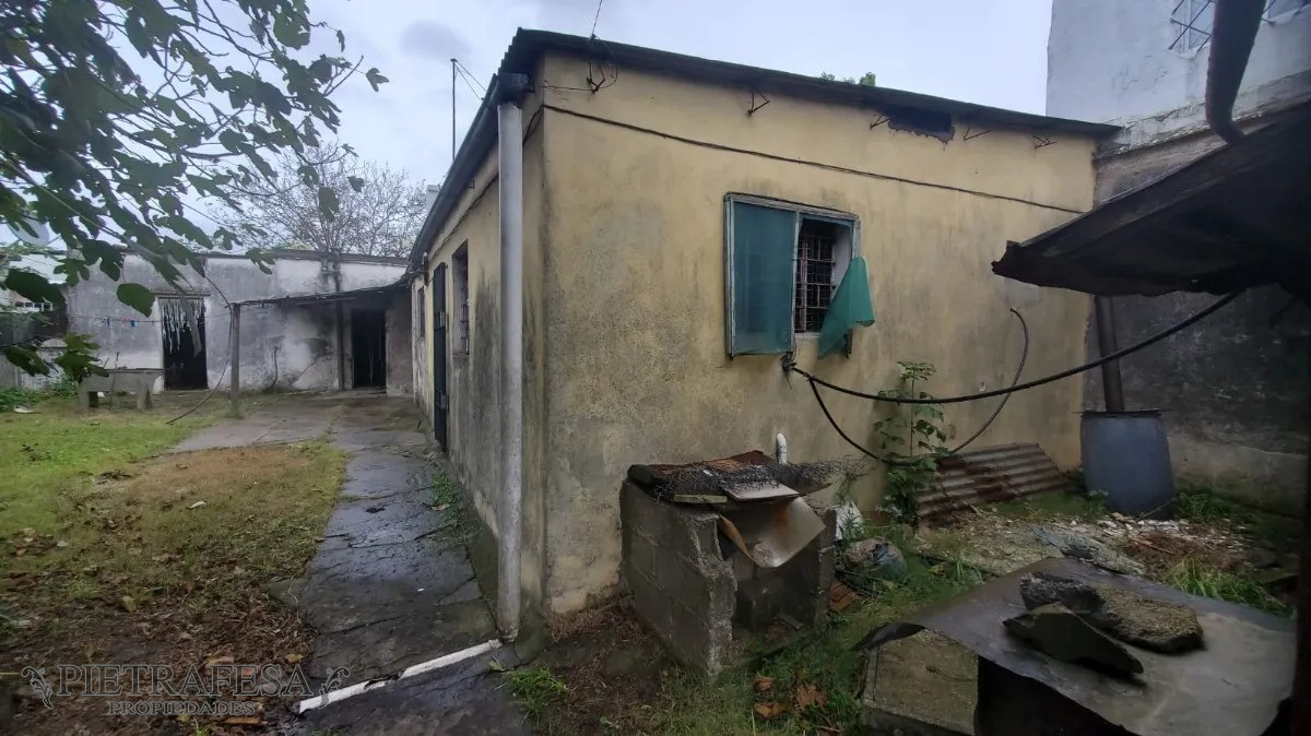 Casa ID.13842 - Oportunidad! 2 casas en venta con amplio terreno y galpón-Hipódromo