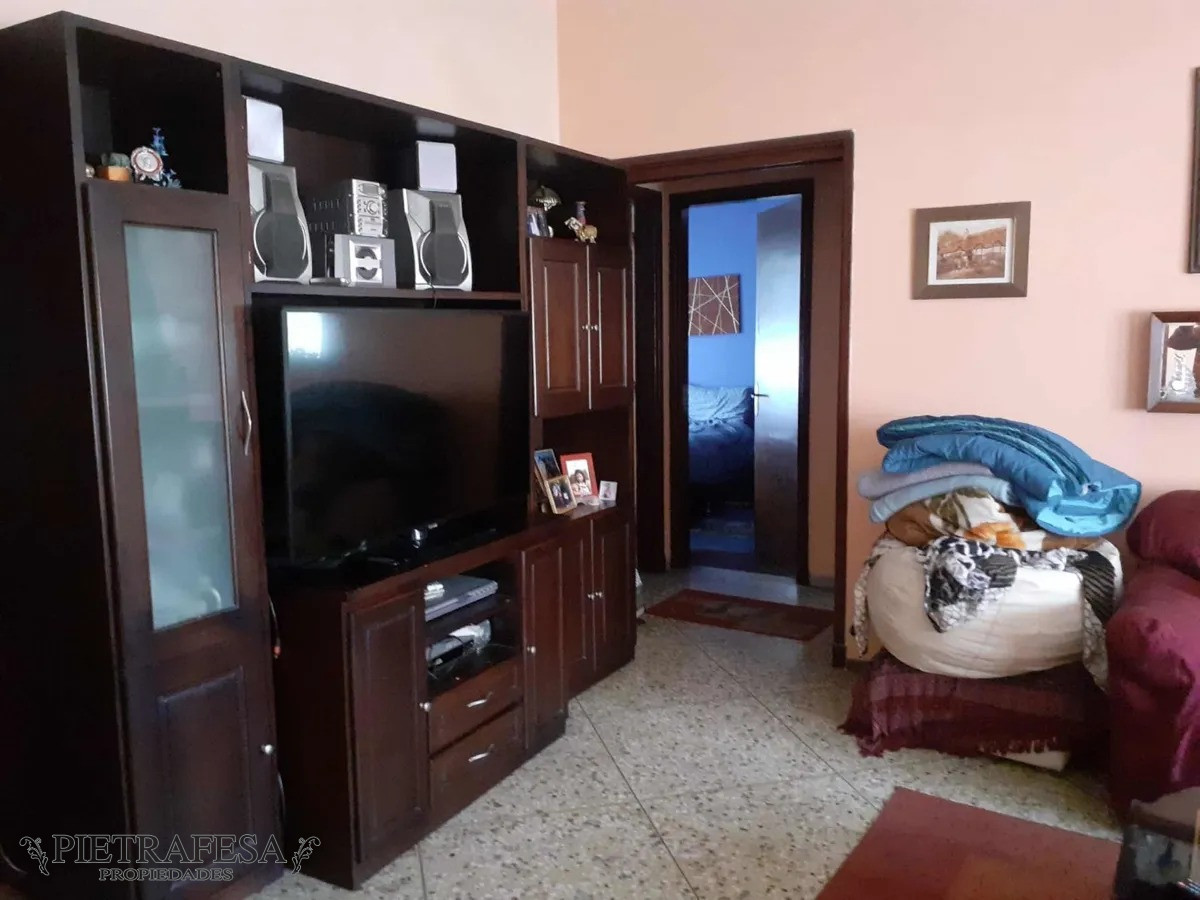 Casa ID.2463 - Casa en venta con renta 4 dormitorios 2 baños, patio con parrillero y cochera-Luis.A.de Herrera-Brazo Oriental