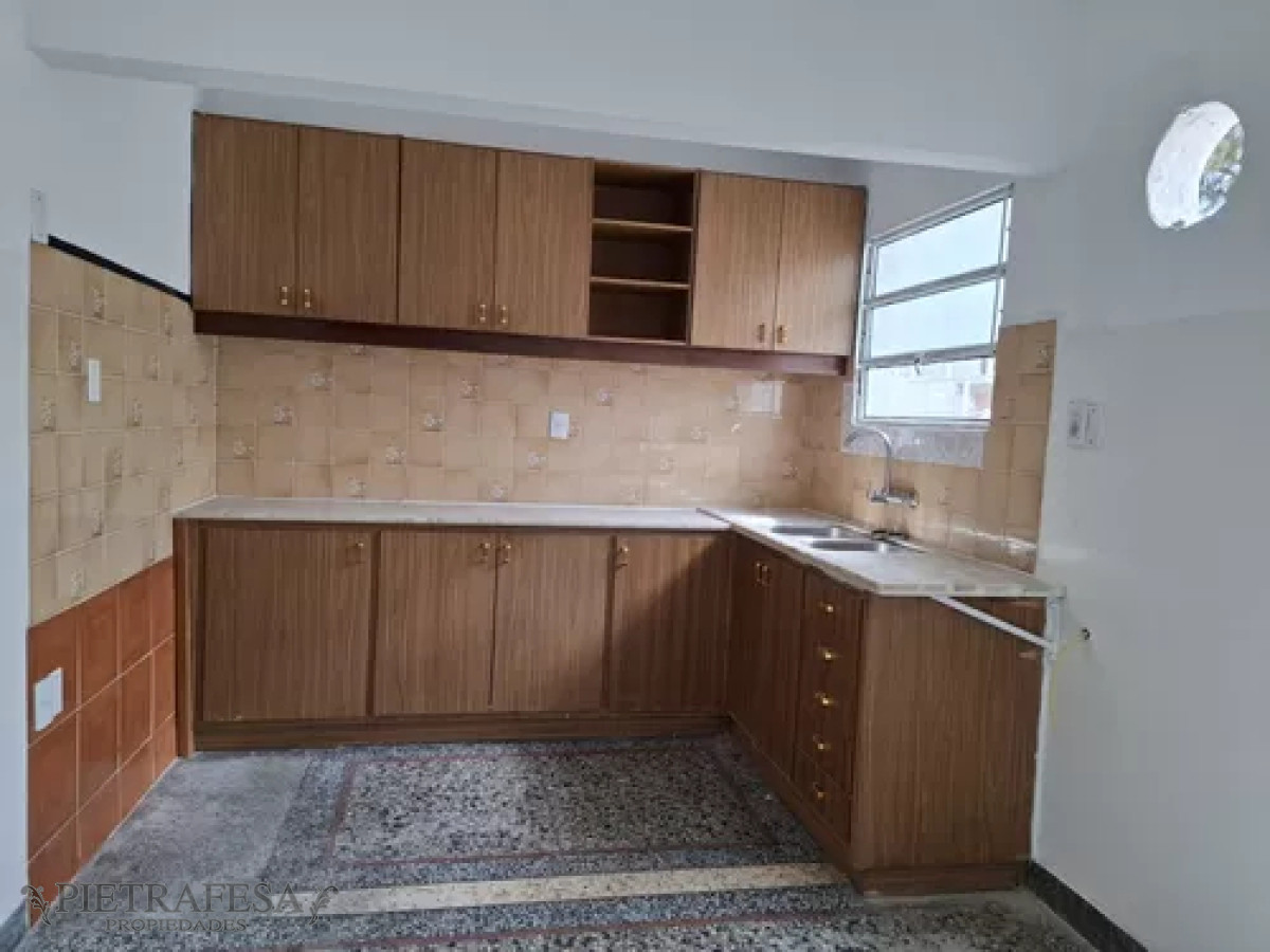 Casa ID.13054 - Casa en alquiler, 3dormitorios, 1baño, patio. Jardines del Hipódromo. 