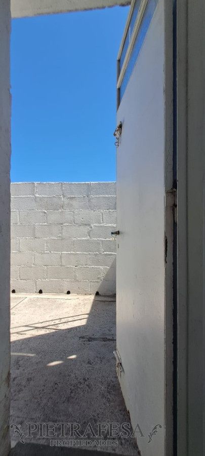 Casa ID.8855 - Casa en venta con renta, 2 dormitorios, 1 baño y patio-Buceo