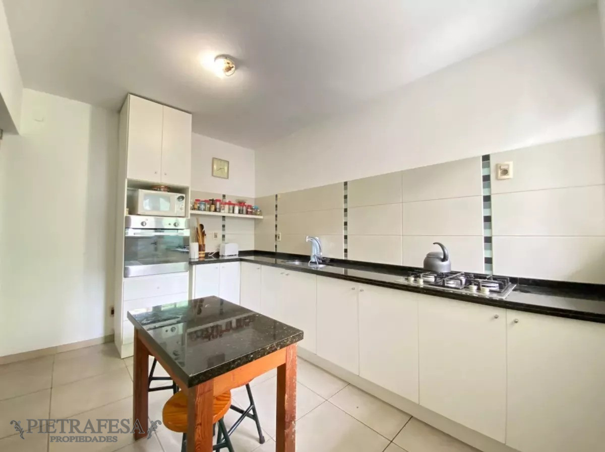 Casa ID.7961 - 2 casas en venta con renta, 4 dormitorios, 3 baños, garaje y fondo- Avenida Cataluña- Parque Batlle