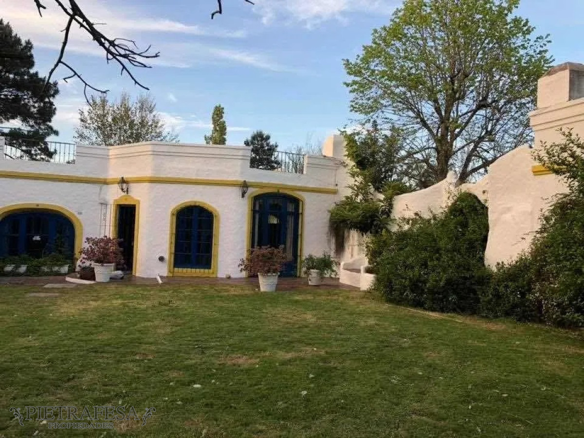 Casa ID.4427 - Casa a la venta - 4 dormitorios - 4 baños - jardín - cochera - Horacio Acosta y Lara - Carrasco Norte