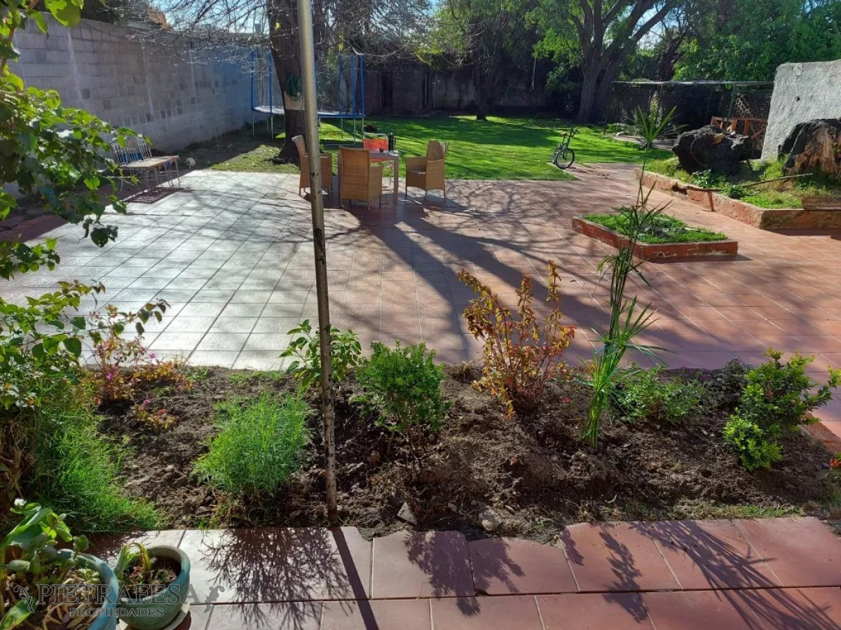 Casa ID.6495 - Casa en venta con renta, 6 dormitorios, 4 baños, fondo, barbacoa y cochera-Camino Castro -Prado