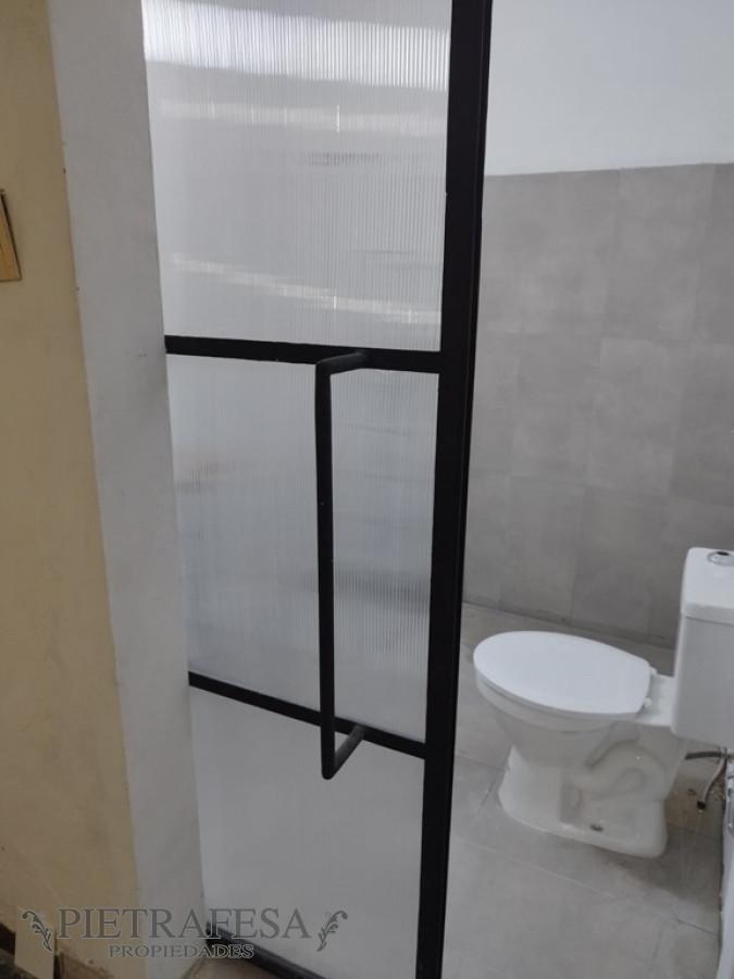 Casa ID.13135 - Casa en venta con renta, 2 dormitorios, patio-Cerro 