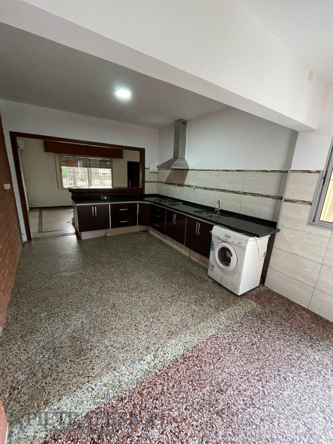 Casa ID.6519 - 2 casas en venta, 4 dormitorios, 2 baños, patio y garaje- Barquisimeto-Pérez Castellanos