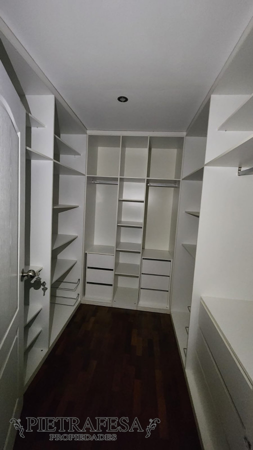 Casa ID.10442 - Casa en venta, 6 dormitorios, 5 baños, patio con parrillero, garaje. Barrio privado Carmel