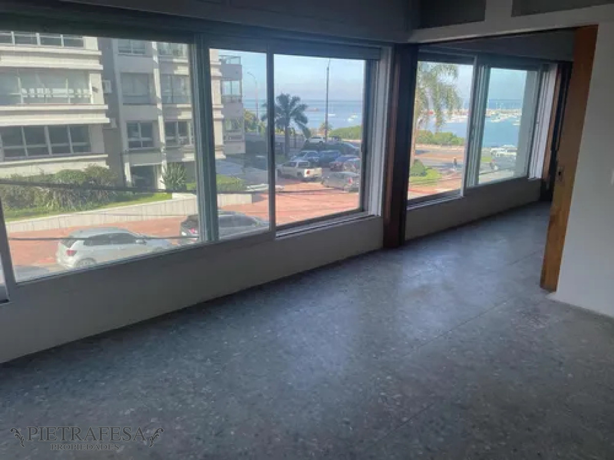 Casa ID.13690 - Casa en alquiler, 3dormitorios, 3baños, garaje, terraza. Puerto del Buceo.