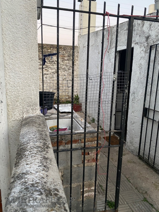 Casa ID.13135 - Casa en venta con renta, 2 dormitorios, patio-Cerro 