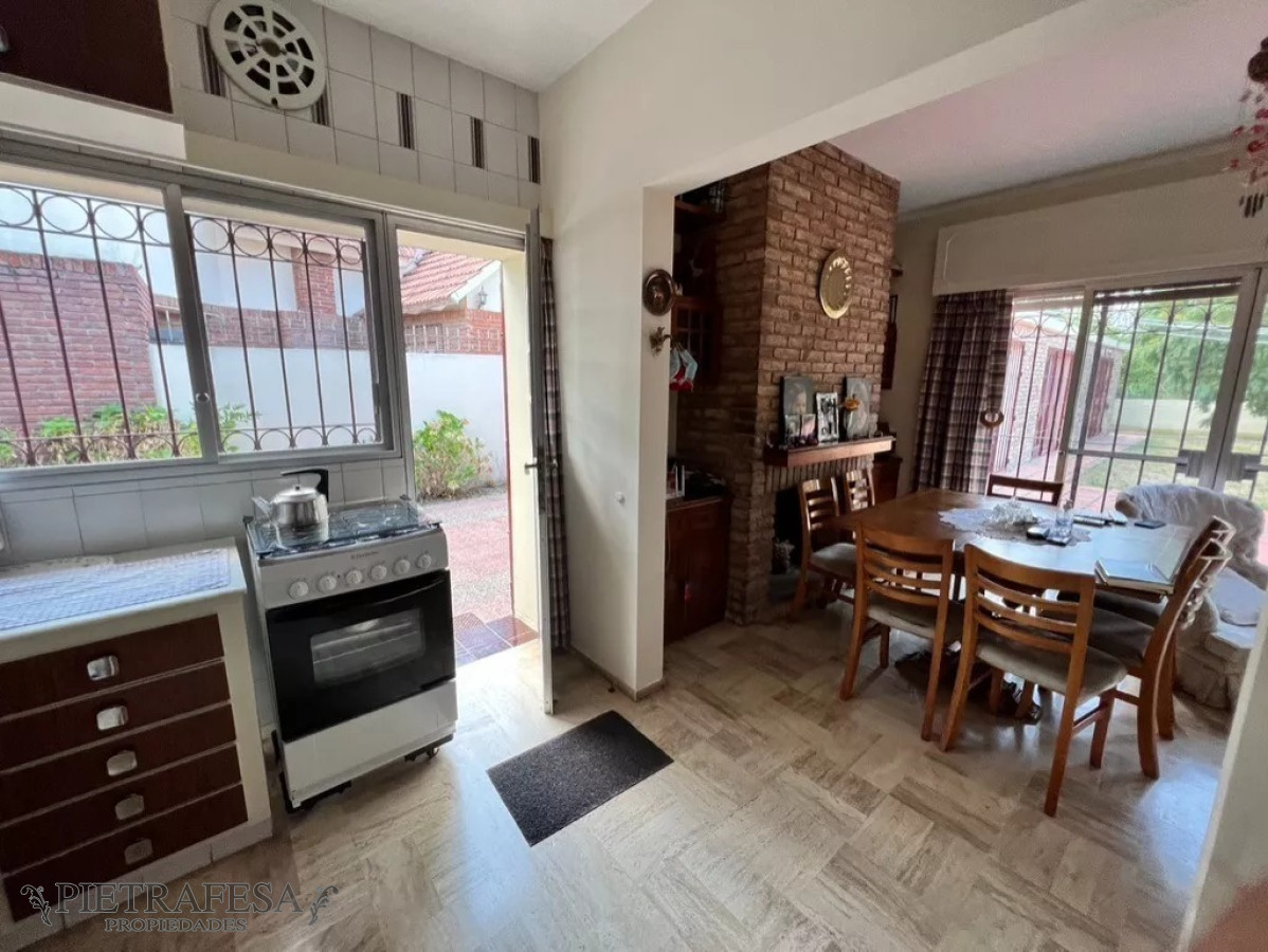 Casa ID.6504 - Casa en venta 3 dormitorios, 2 baños, fondo con parrillero y garaje-Lancasteriana - Carrasco Norte