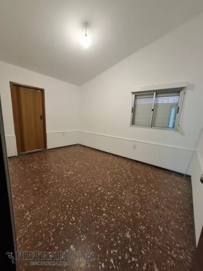 Casa ID.13054 - Casa en alquiler, 3dormitorios, 1baño, patio. Jardines del Hipódromo. 