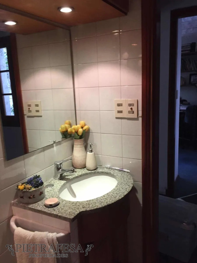 Casa ID.7882 - Casa en venta con renta, 3 dormitorios, 4 baños, cochera, Dr. Pablo de María, Cordón.