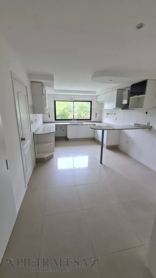 Casa ID.10442 - Casa en venta, 6 dormitorios, 5 baños, patio con parrillero, garaje. Barrio privado Carmel