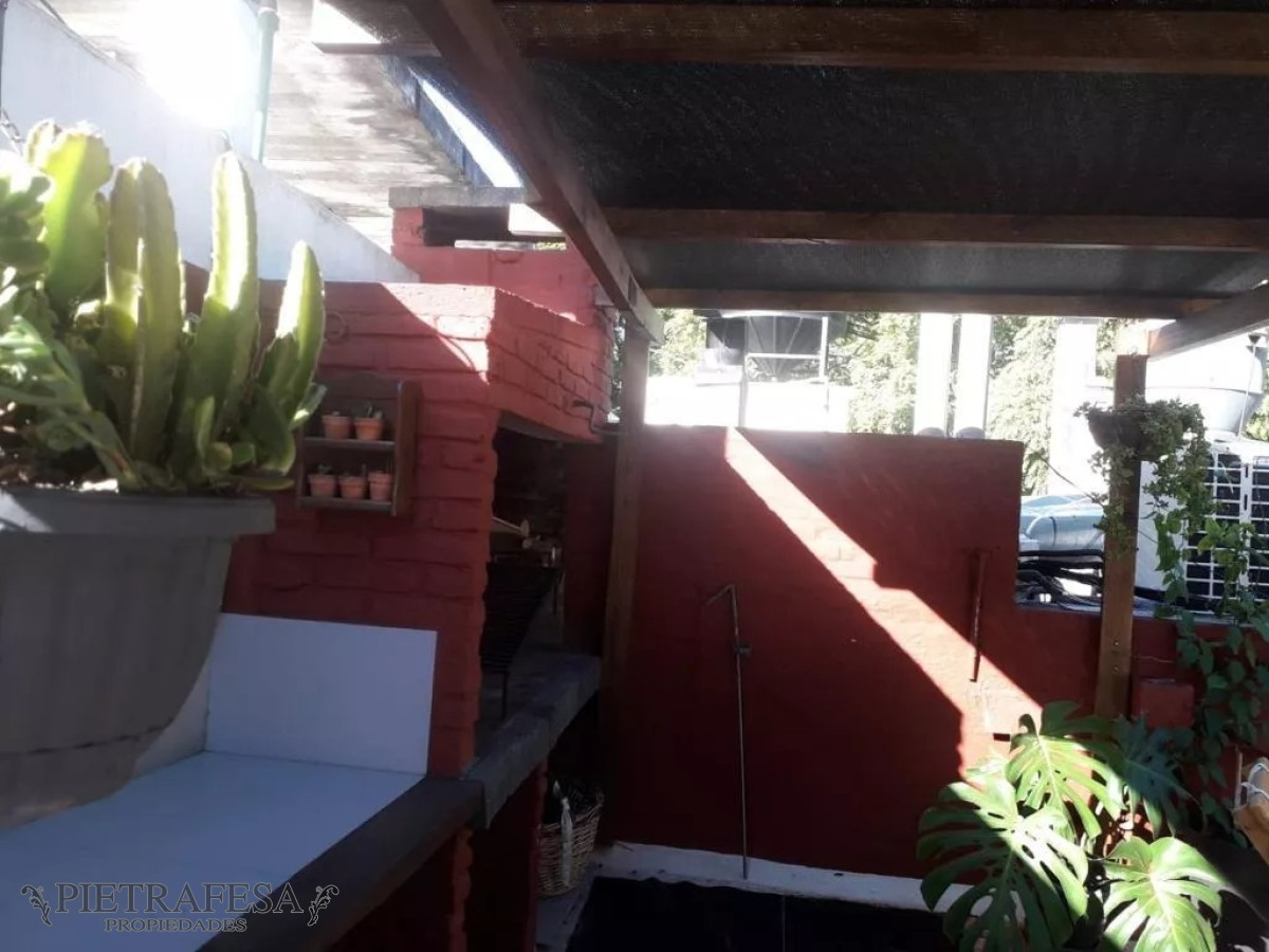 Casa ID.5832 - Casa en venta 3 dormitorios, 1 baño y azotea con parrillero- Miñones- Punta Carretas