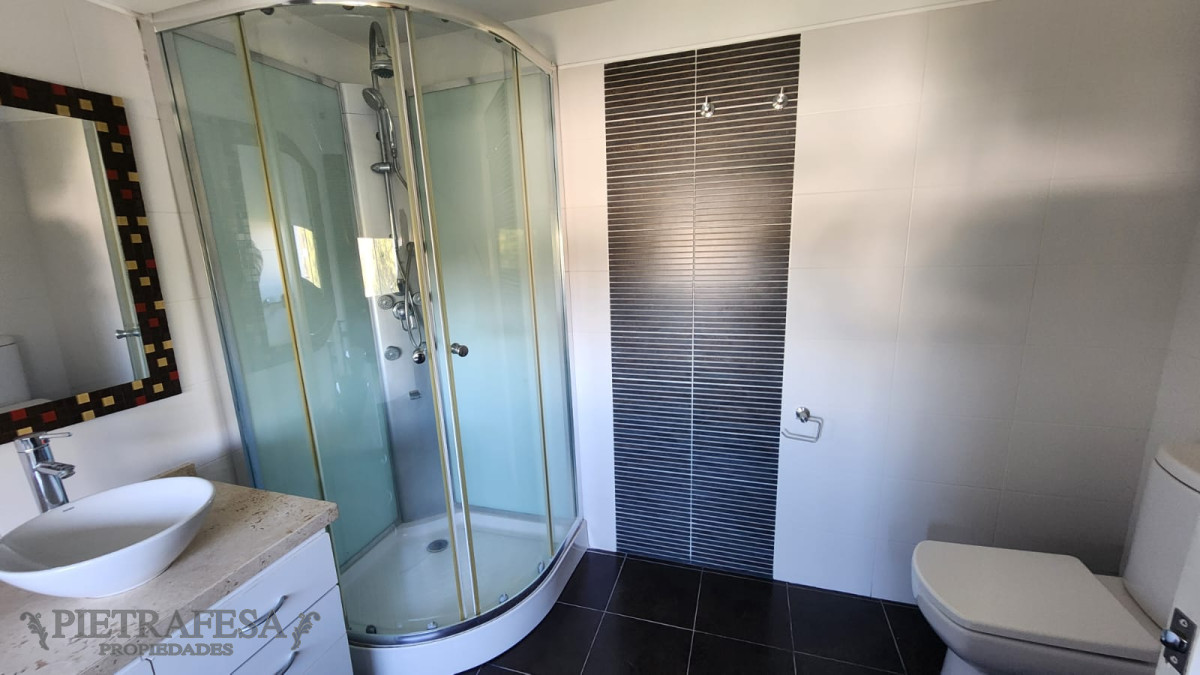 Casa ID.10442 - Casa en venta, 6 dormitorios, 5 baños, patio con parrillero, garaje. Barrio privado Carmel