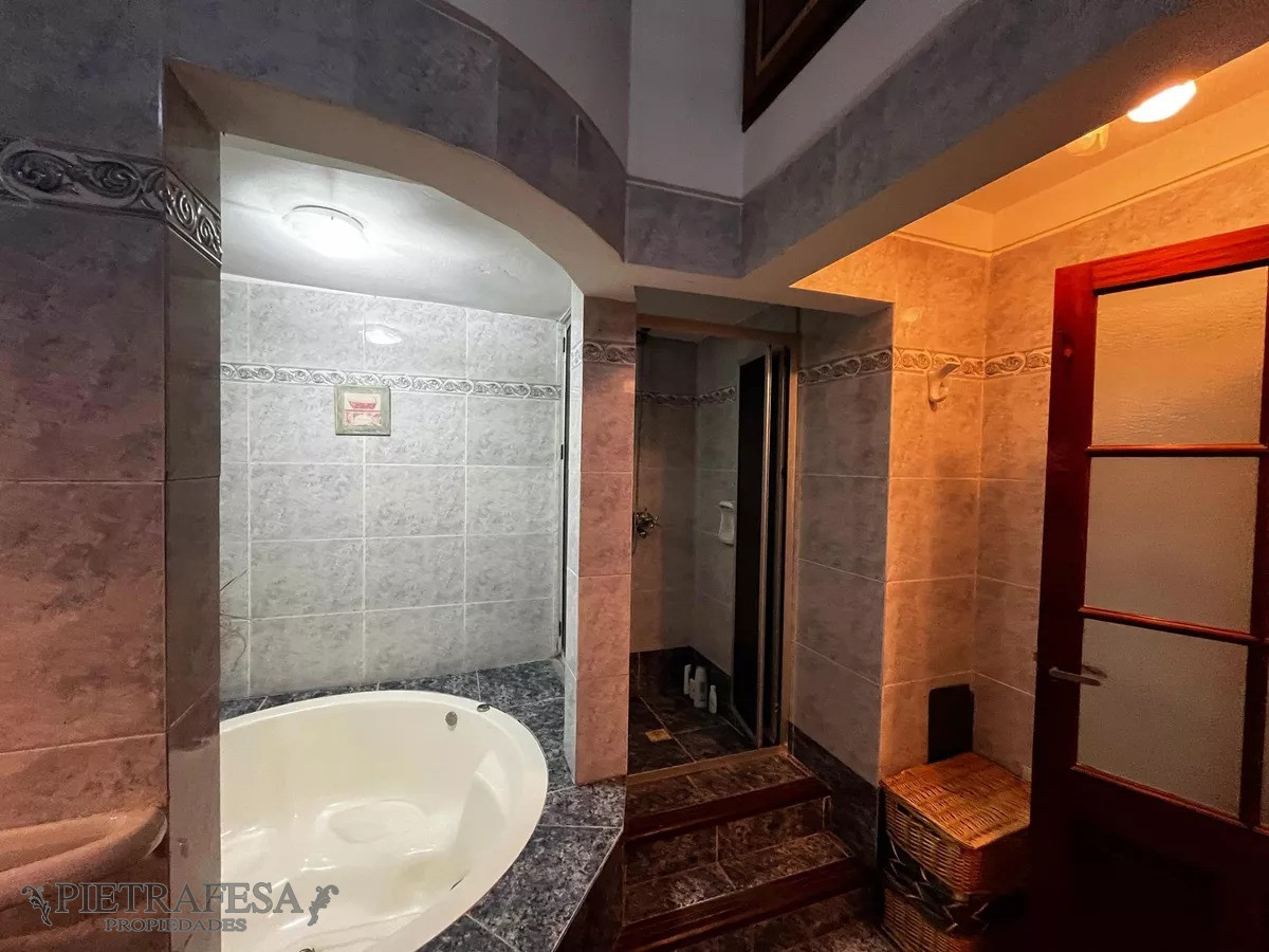 Casa ID.8563 - Casa mas apto en venta, 6 dormitorios, 3 baños, fondo, barbacoa y garaje-Doroteo Enciso - Capurro