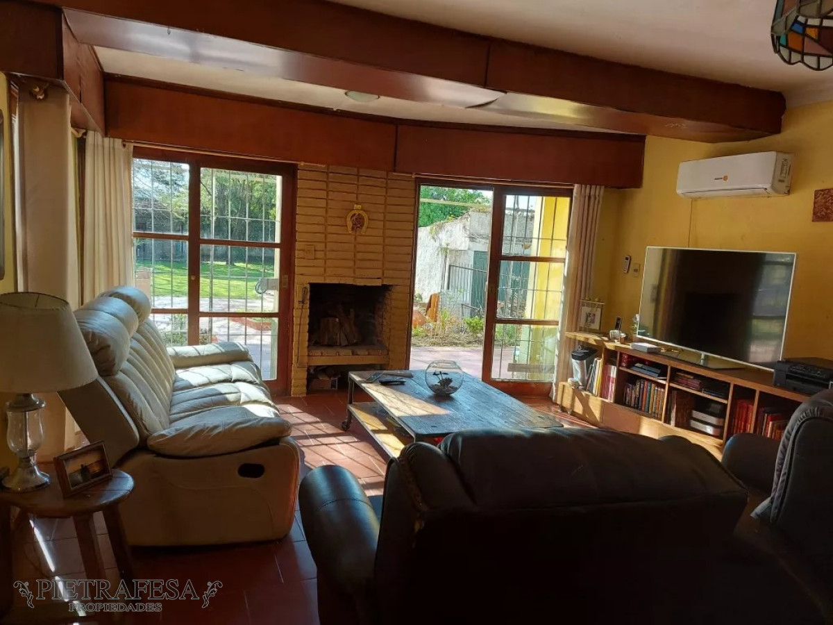 Casa ID.6495 - Casa en venta con renta, 6 dormitorios, 4 baños, fondo, barbacoa y cochera-Camino Castro -Prado