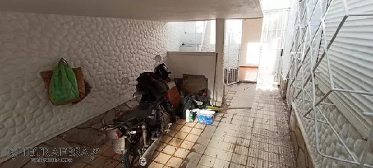 Casa ID.8529 - Casa en venta con renta, 4 dormitorios, 1 baño, azotea y garaje-Cnel. Santiago Labandera -Capurro
