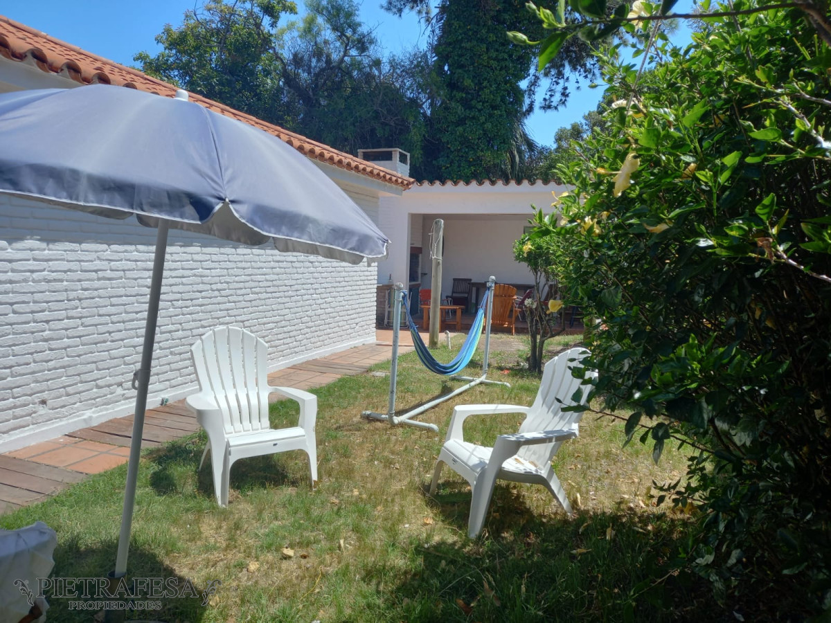 Casa ID.7345 - Casa en venta 4 dormitorios, 3 baños, fondo barbacoa y garaje-Parada 23 -Punta del Este 