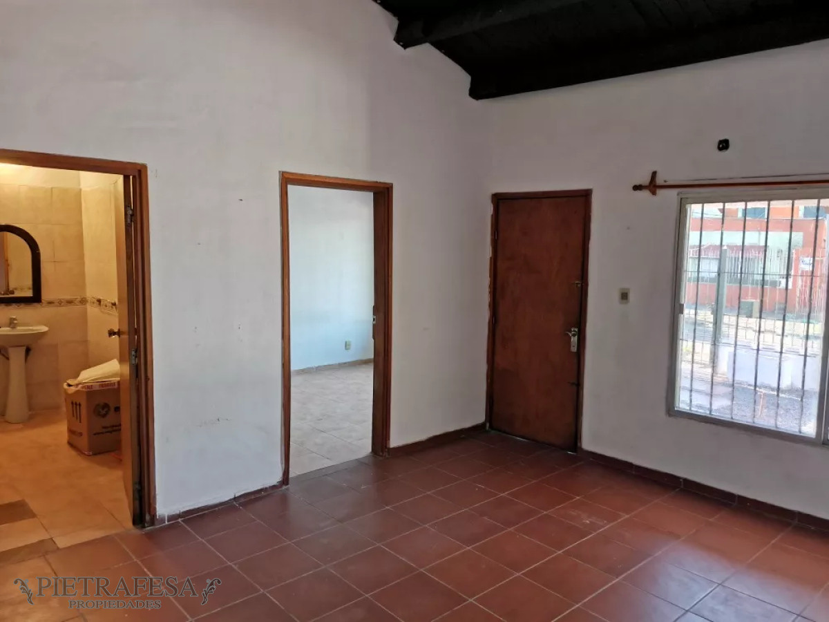 Casa ID.12648 - Casa en alquiler, 2 dorm, 1 baño, jardín al frente, cochera, La Teja.