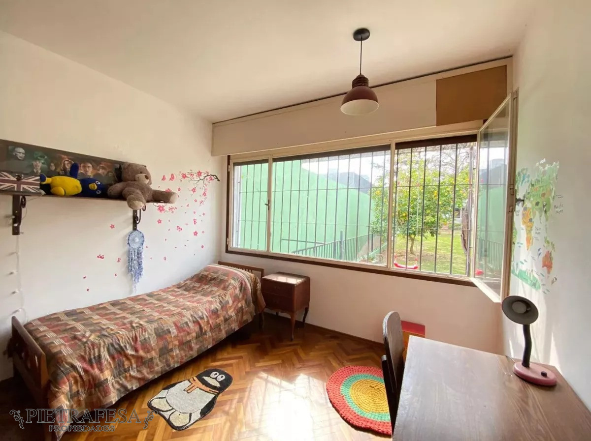 Casa ID.7961 - 2 casas en venta con renta, 4 dormitorios, 3 baños, garaje y fondo- Avenida Cataluña- Parque Batlle