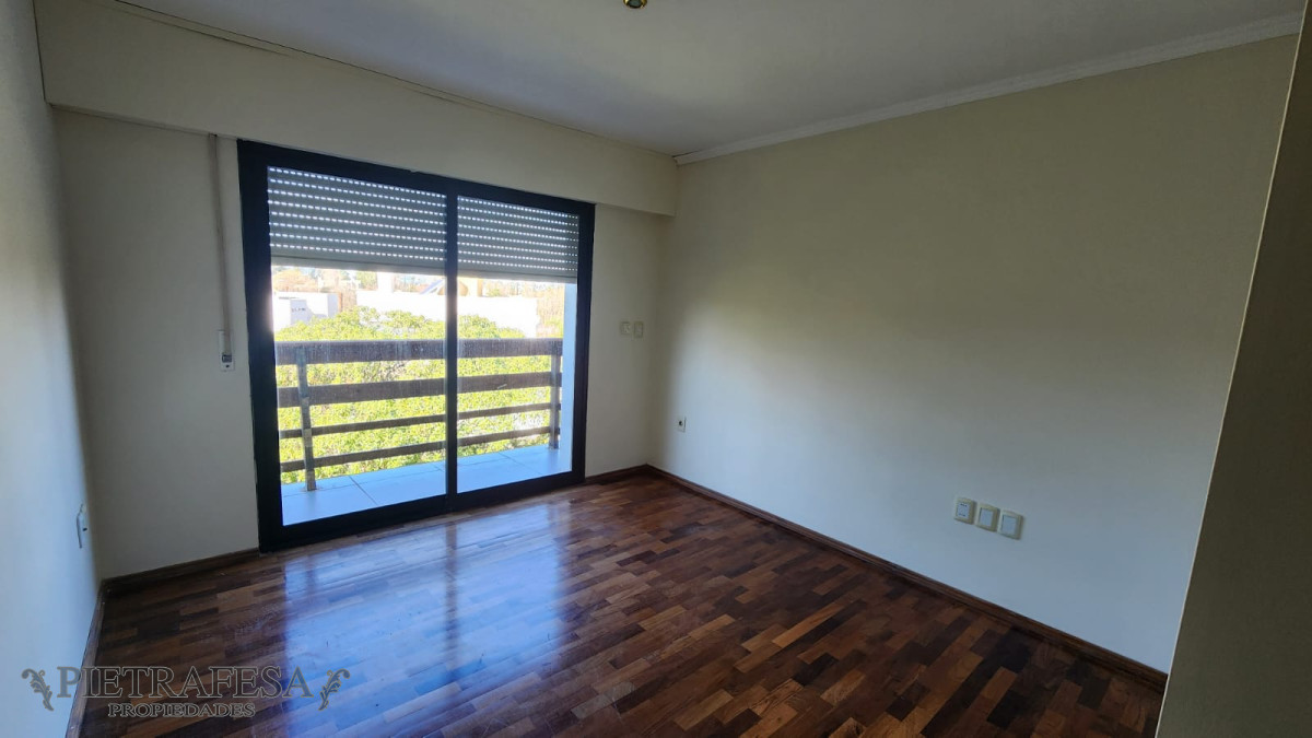 Casa ID.10442 - Casa en venta, 6 dormitorios, 5 baños, patio con parrillero, garaje. Barrio privado Carmel