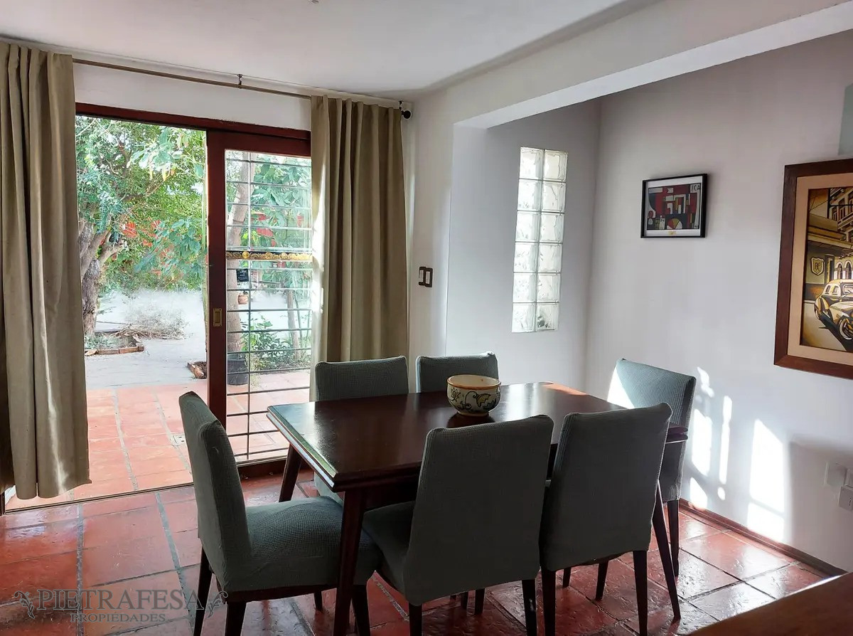 Casa ID.7208 - Casa en venta 5 dormitorios, 3 baños, fondo y cochera- Felix Buxareo-Villa Dolores
