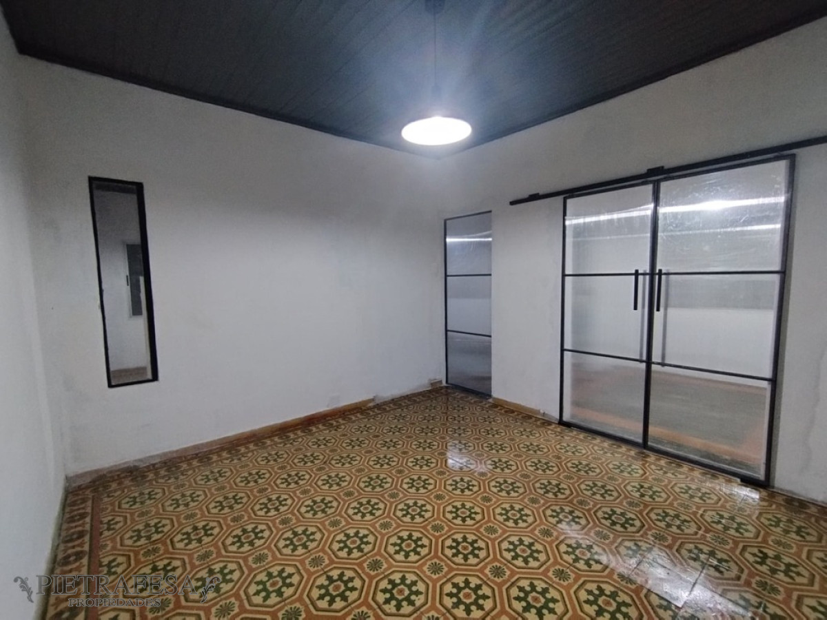 Casa ID.13135 - Casa en venta con renta, 2 dormitorios, patio-Cerro 