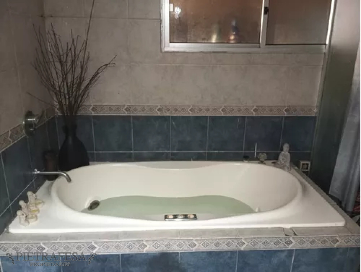 Casa ID.12701 - Casa en venta, 8dormitorios, 2baños, patio, cochera, piscina. El Pinar.