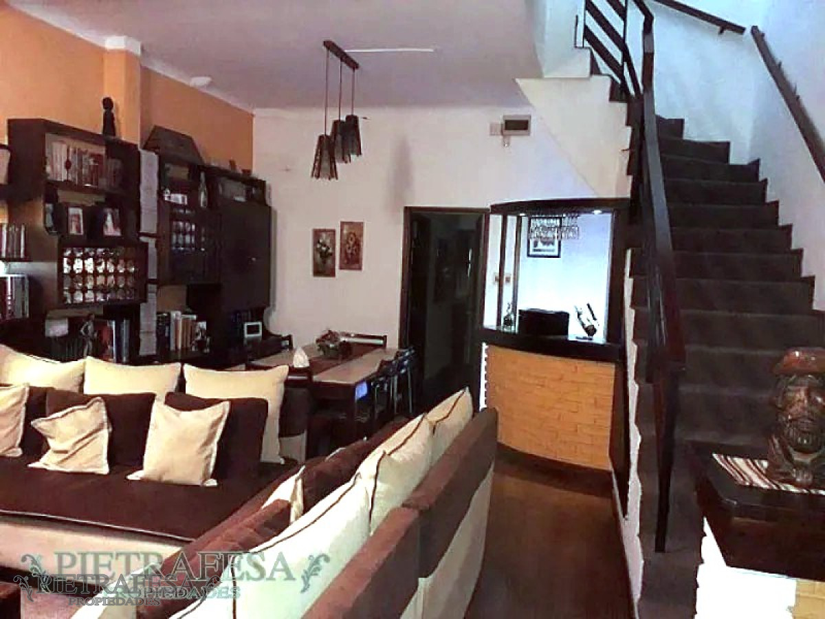 Casa ID.127 - Casa en venta con renta 2 plantas 5 dormitorios 2 baños con fondo y parrillero - Av. Carlos María Ramirez- La Teja -  