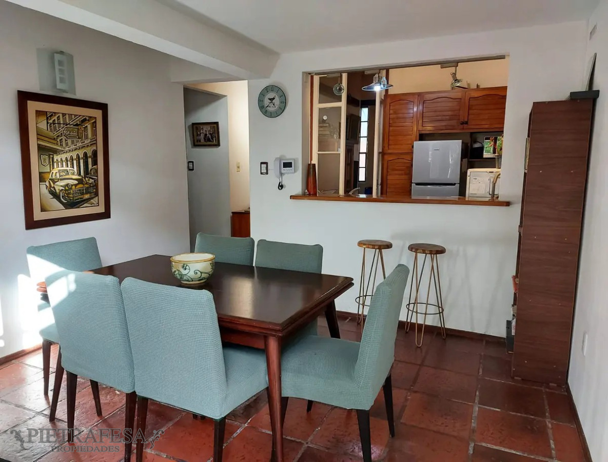 Casa ID.7208 - Casa en venta 5 dormitorios, 3 baños, fondo y cochera- Felix Buxareo-Villa Dolores
