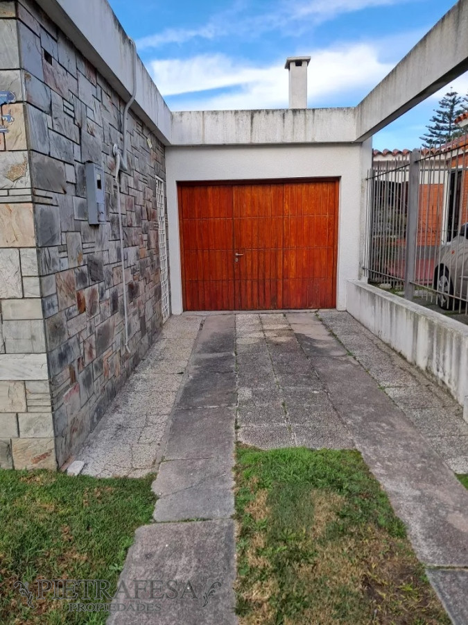 Casa ID.10839 - Casa en alquiler, amoblada, 2 dormitorios, 1 baño, patio, garaje,Punta Gorda.