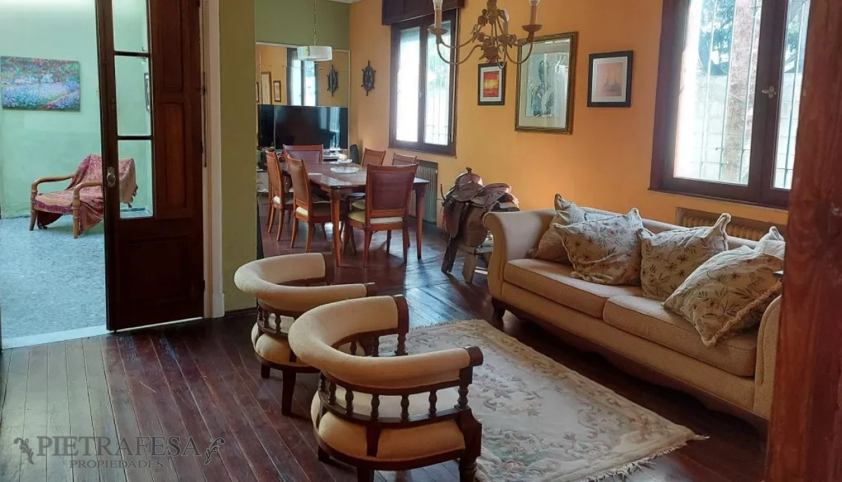 Casa ID.6495 - Casa en venta con renta, 6 dormitorios, 4 baños, fondo, barbacoa y cochera-Camino Castro -Prado