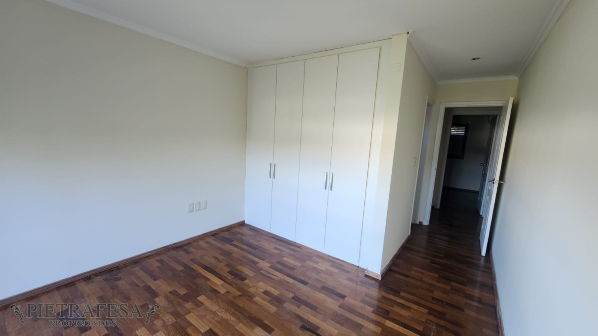 Casa ID.10442 - Casa en venta, 6 dormitorios, 5 baños, patio con parrillero, garaje. Barrio privado Carmel