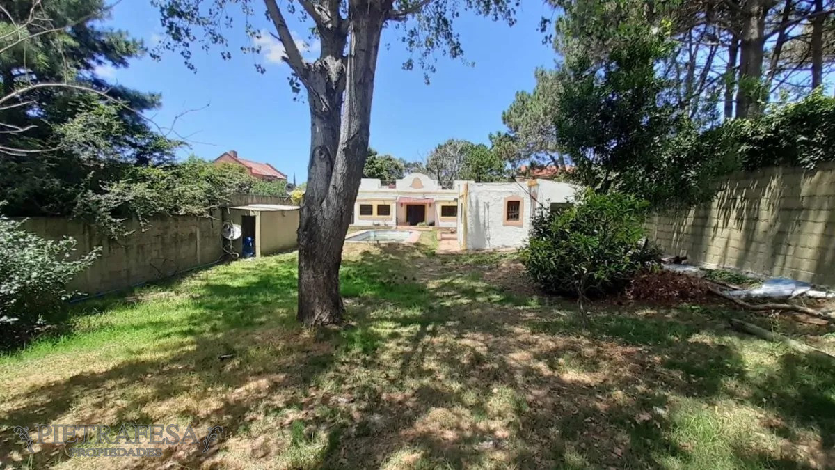 Casa ID.4427 - Casa a la venta - 4 dormitorios - 4 baños - jardín - cochera - Horacio Acosta y Lara - Carrasco Norte