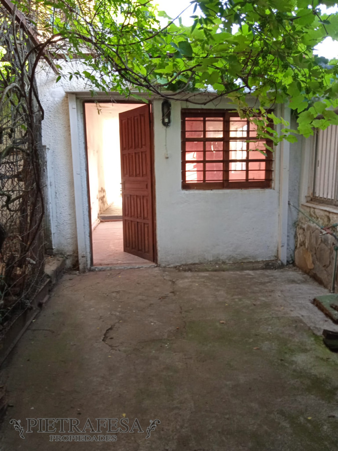 Casa ID.2519 - Casa y apartamento en venta 2 dormitorios 1 baño, fondo y cochera-Magenta-Buceo