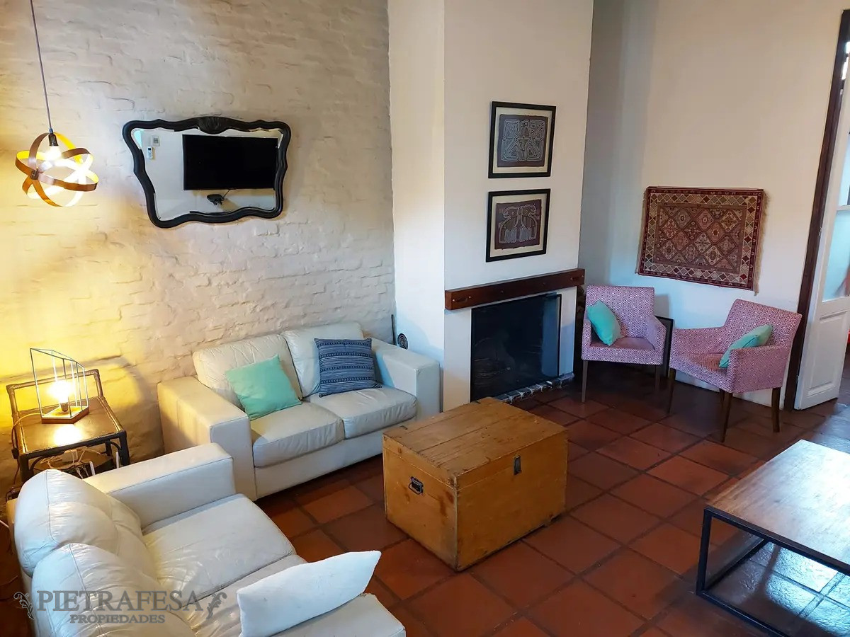 Casa ID.7208 - Casa en venta 5 dormitorios, 3 baños, fondo y cochera- Felix Buxareo-Villa Dolores