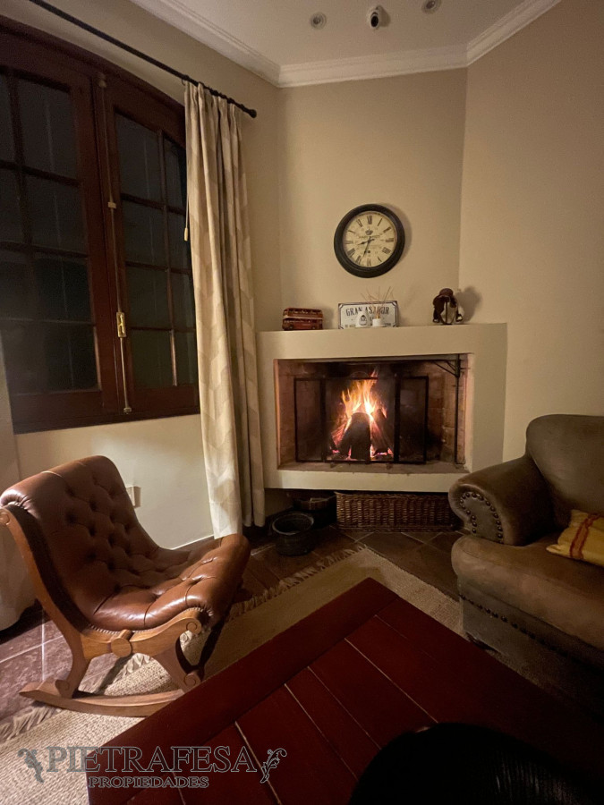 Casa ID.10966 - Casa a la venta, 4 dormitorios, 3 baños, patio, terraza con jacuzzi, garaje 3 autos - Pocitos