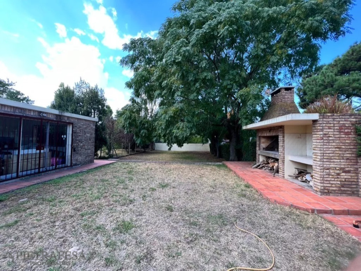 Casa ID.6504 - Casa en venta 3 dormitorios, 2 baños, fondo con parrillero y garaje-Lancasteriana - Carrasco Norte