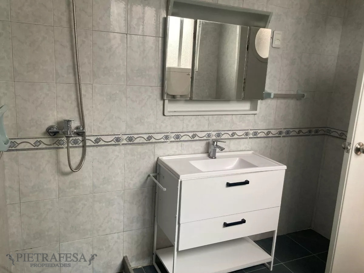 Casa ID.8807 - Casa de altos en venta, 3 dormitorios, 2 baños, terraza, patio con parrillero, Vazquez, Cordón.