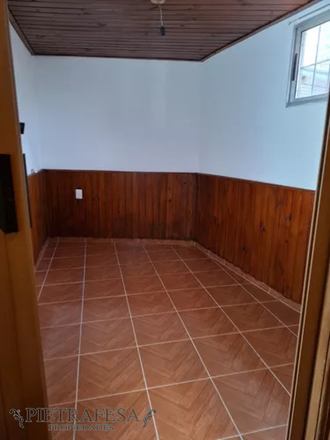 Casa ID.13054 - Casa en alquiler, 3dormitorios, 1baño, patio. Jardines del Hipódromo. 