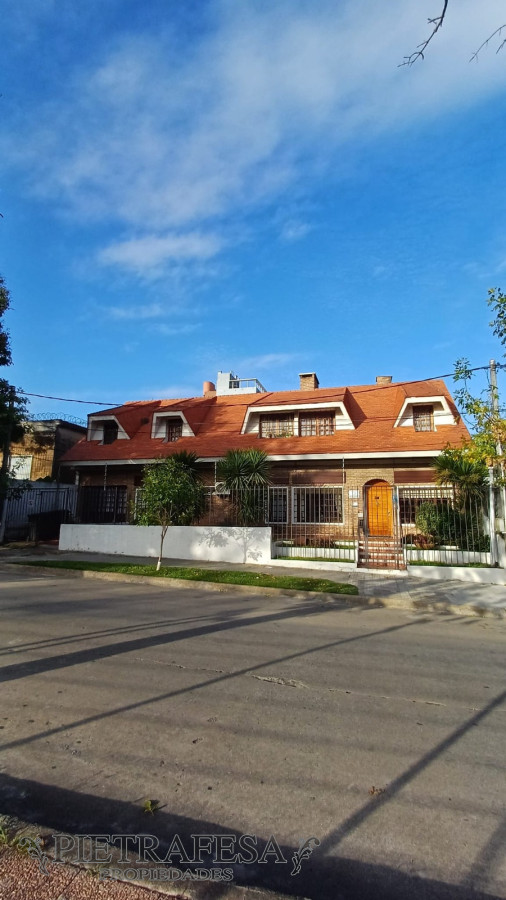 Casa ID.13834 - 2 Casas en venta 7 dormitorios, 6 baños, patio, gaje-Villa Dolores