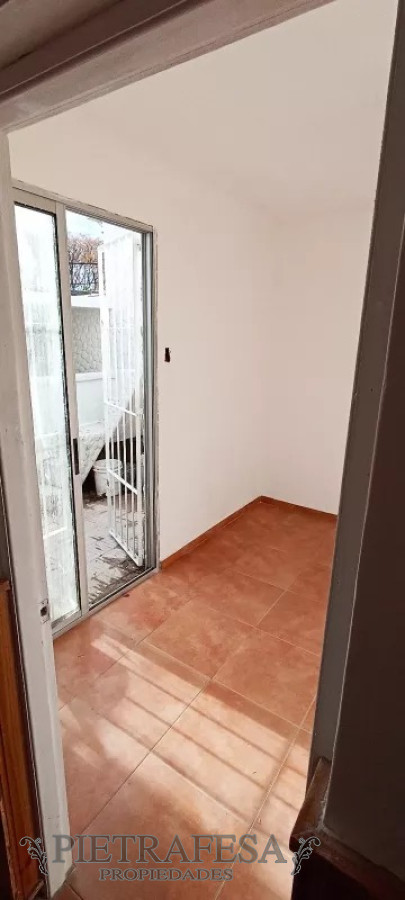 Casa ID.8529 - Casa en venta con renta, 4 dormitorios, 1 baño, azotea y garaje-Cnel. Santiago Labandera -Capurro