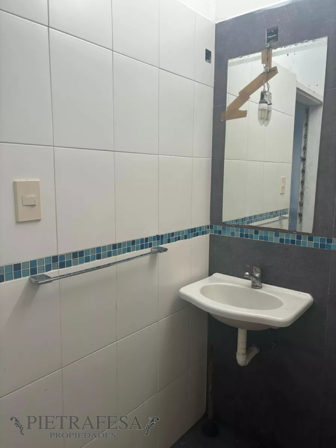 Casa ID.9625 - PH en venta con renta 1 dormitorio, 1 baño, patio y cochera-Malvin Norte 
